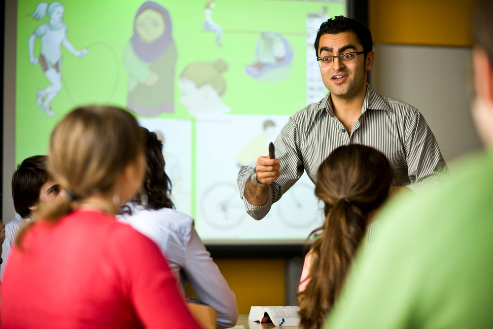 Our teacher insisted. Учитель в Испании. Преподаватель испанского. День учителя в Испании. Учитель испанского языка.